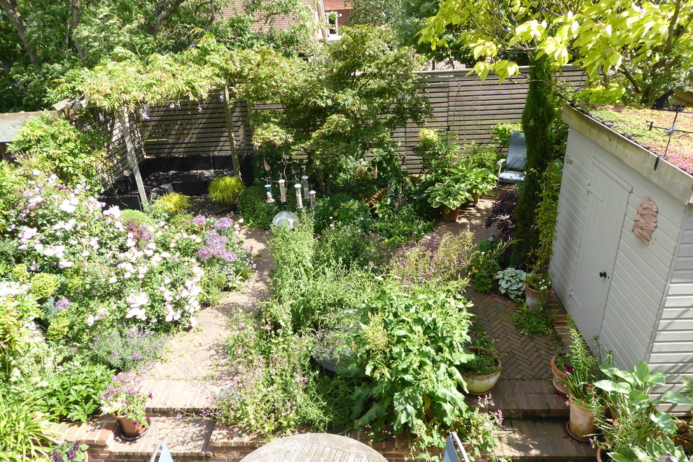 Diseño de jardín campestre pequeño en verano en patio trasero con jardín de macetas, exposición total al sol y adoquines de ladrillo