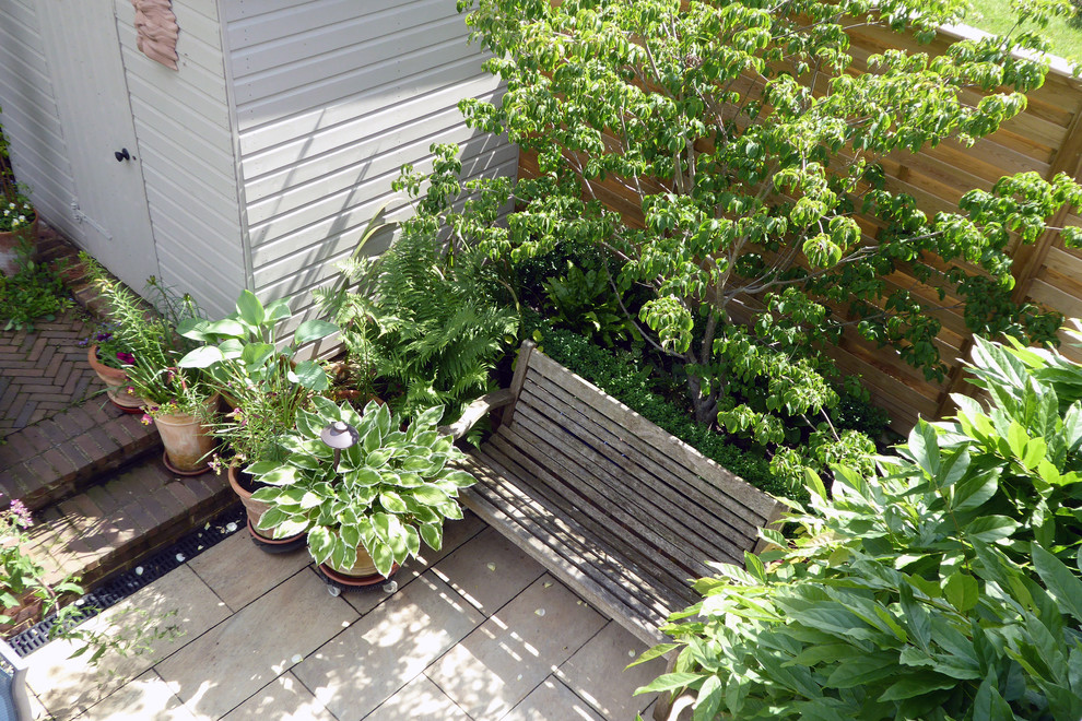 Свежая идея для дизайна: маленький летний участок и сад на заднем дворе в современном стиле с растениями в контейнерах, полуденной тенью и мощением клинкерной брусчаткой для на участке и в саду - отличное фото интерьера