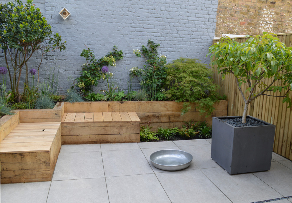 Photo of a small contemporary courtyard partial sun garden in London.