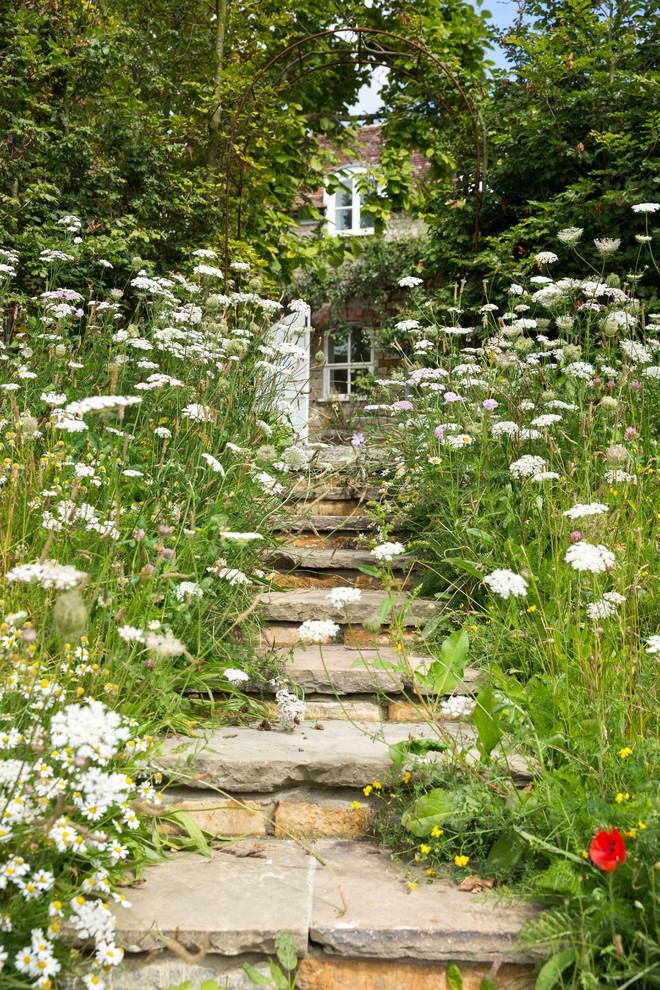 Inspiration for a farmhouse landscaping in London.