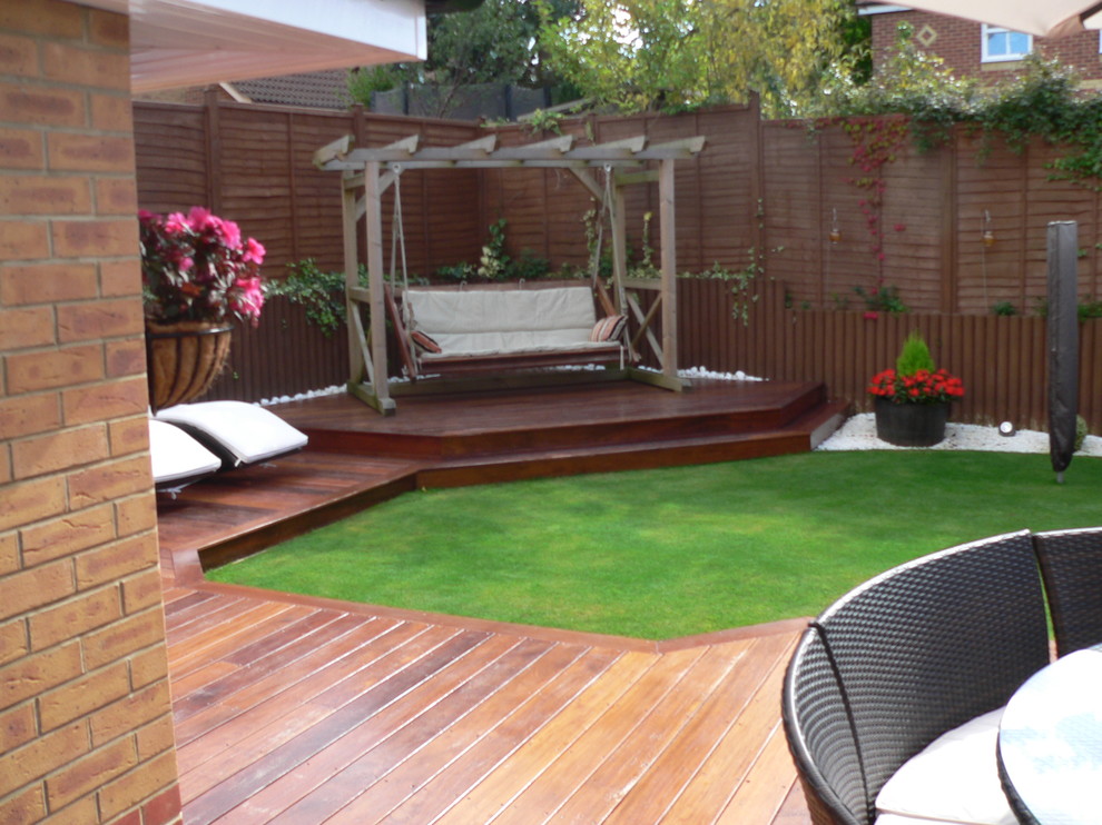 Design ideas for a contemporary landscaping in Surrey.