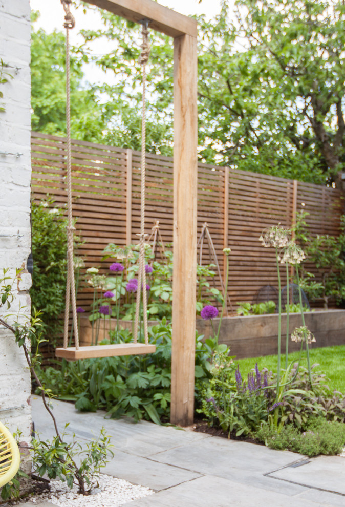 Diseño de jardín contemporáneo pequeño en verano en patio trasero con huerto, exposición total al sol y adoquines de piedra natural