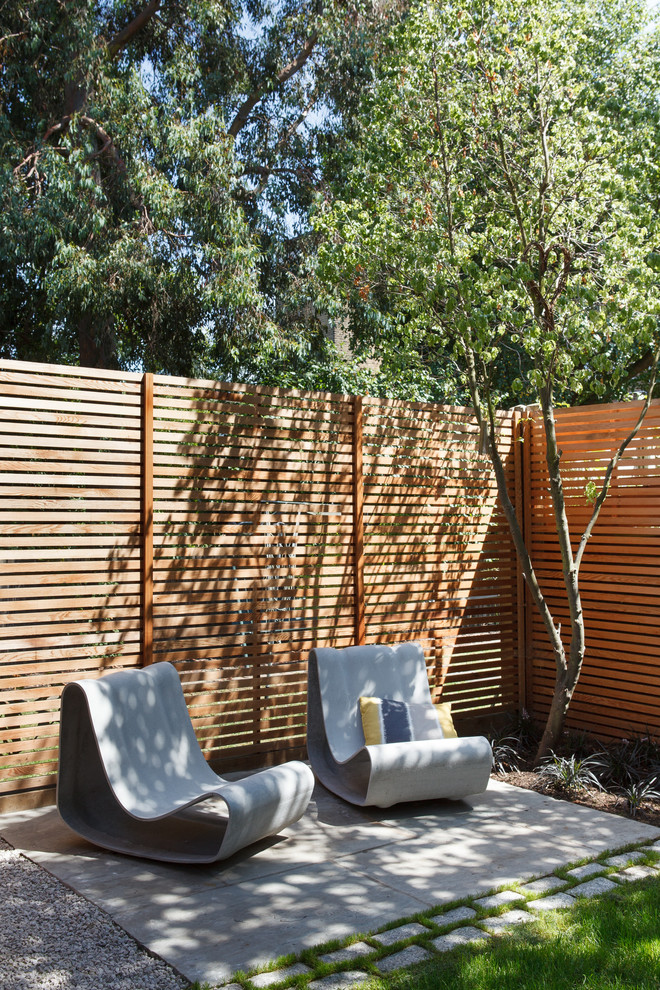 Kleiner, Halbschattiger Moderner Garten im Sommer, hinter dem Haus mit Natursteinplatten in London