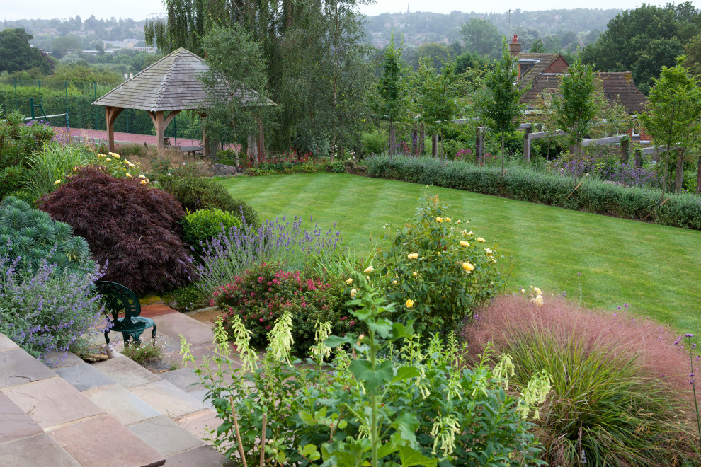 Photo of a farmhouse landscaping in Kent.