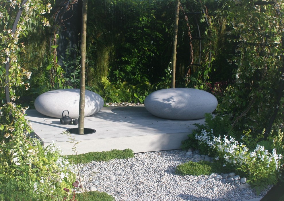 Стильный дизайн: маленький летний участок и сад на внутреннем дворе в современном стиле с полуденной тенью и настилом для на участке и в саду - последний тренд
