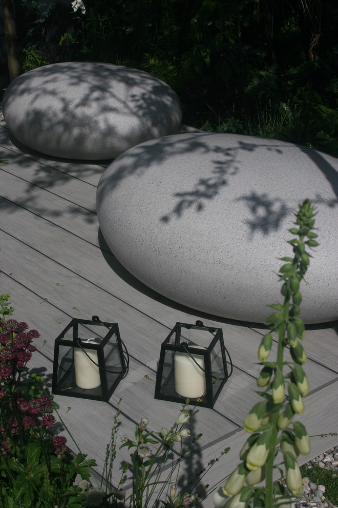 Inspiration pour un petit jardin design l'été avec une exposition partiellement ombragée et une terrasse en bois.