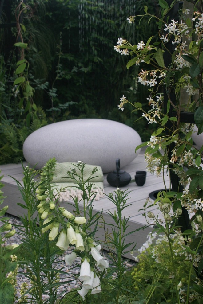 Immagine di un piccolo giardino formale design esposto a mezz'ombra in cortile in estate con pedane