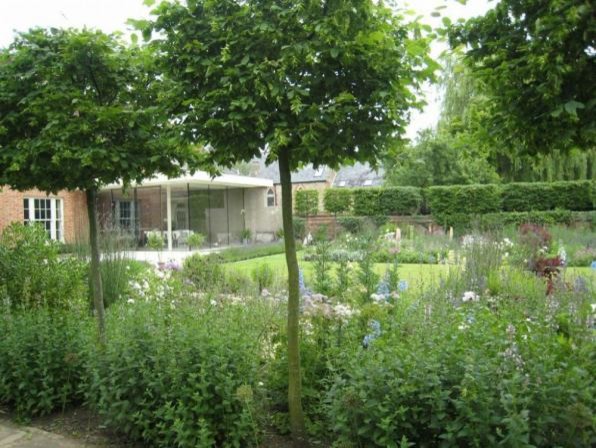 Idéer för att renovera en stor funkis bakgård i delvis sol, med en trädgårdsgång och naturstensplattor