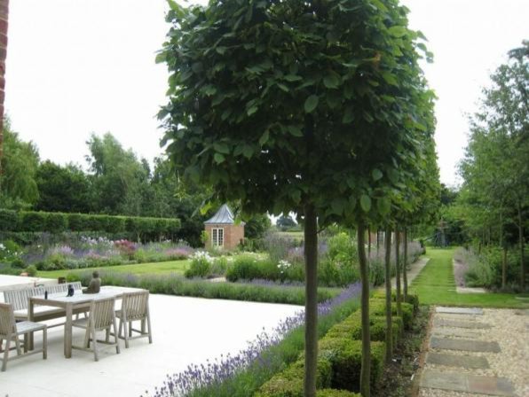 Idées déco pour un grand jardin arrière contemporain avec une exposition partiellement ombragée et des pavés en pierre naturelle.