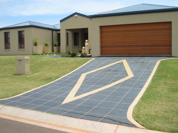 Design ideas for a modern front yard driveway in Brisbane.