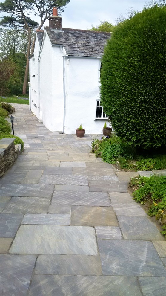 Diseño de camino de jardín tradicional en patio delantero con exposición total al sol y adoquines de piedra natural