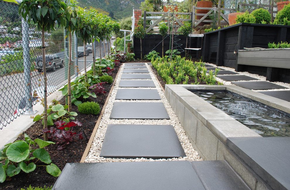 Geometrischer, Kleiner, Halbschattiger Eklektischer Garten im Sommer mit Betonboden in Christchurch