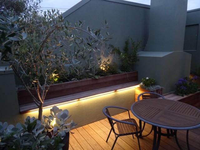 Esempio di un piccolo giardino minimal esposto a mezz'ombra sul tetto con un giardino in vaso e pedane