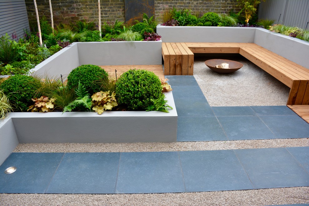 Пример оригинального дизайна: маленький участок и сад на заднем дворе в современном стиле с полуденной тенью для на участке и в саду