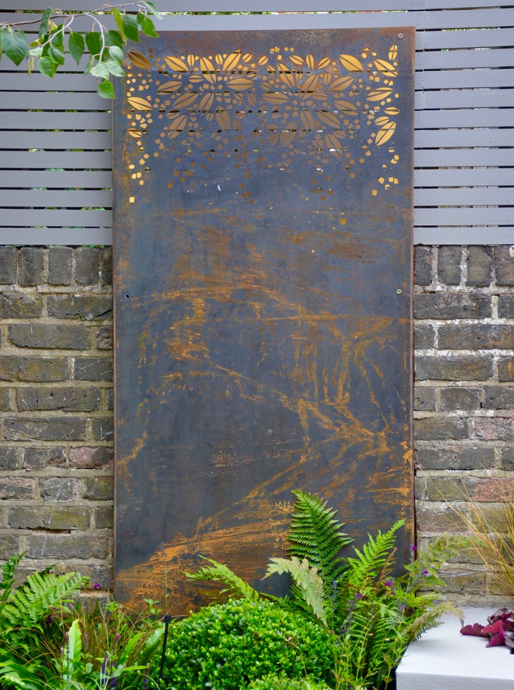 ロンドンにあるお手頃価格の小さなコンテンポラリースタイルのおしゃれな裏庭 (半日向) の写真