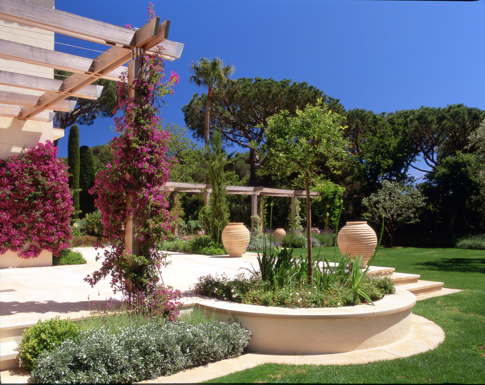 Idee per un grande giardino formale mediterraneo esposto in pieno sole con un giardino in vaso e pavimentazioni in pietra naturale