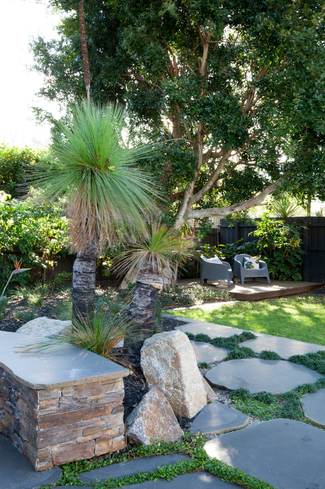 Idee per un grande giardino country in ombra dietro casa con pavimentazioni in pietra naturale