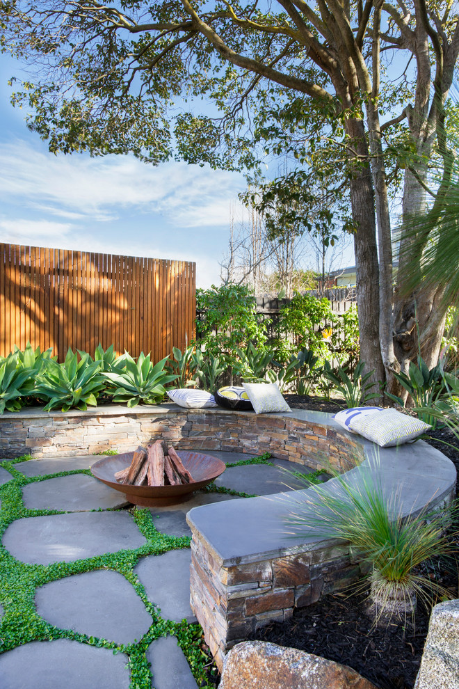 На фото: большой участок и сад на заднем дворе в стиле шебби-шик с покрытием из каменной брусчатки с
