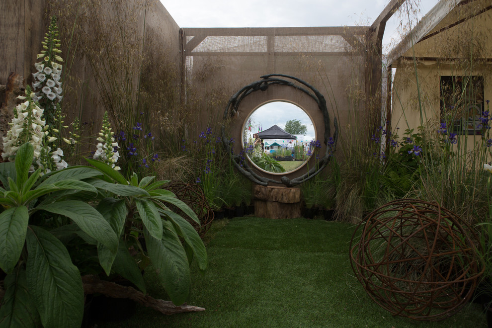 Geometrischer, Kleiner, Halbschattiger Uriger Garten im Sommer in Sussex