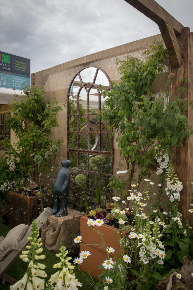 Idées déco pour un petit jardin à la française montagne l'été avec une exposition partiellement ombragée.