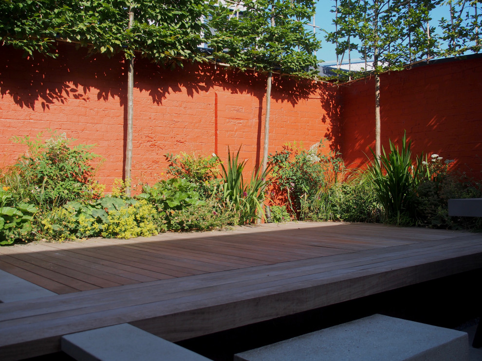 Geometrischer, Kleiner, Halbschattiger Moderner Gartenwasserfall hinter dem Haus mit Dielen in London
