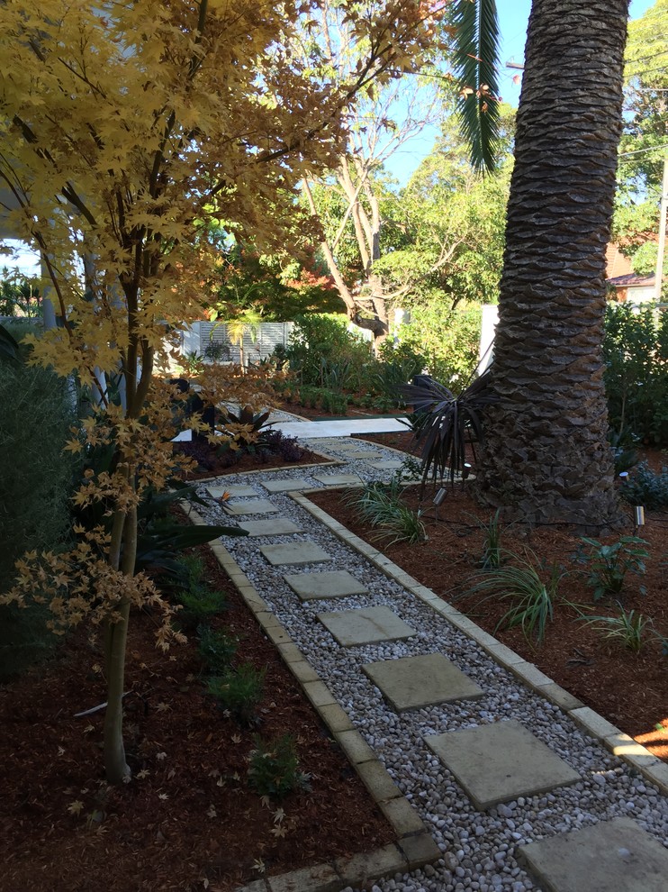 Esempio di un giardino formale classico esposto a mezz'ombra di medie dimensioni e davanti casa in autunno con un ingresso o sentiero e pavimentazioni in mattoni