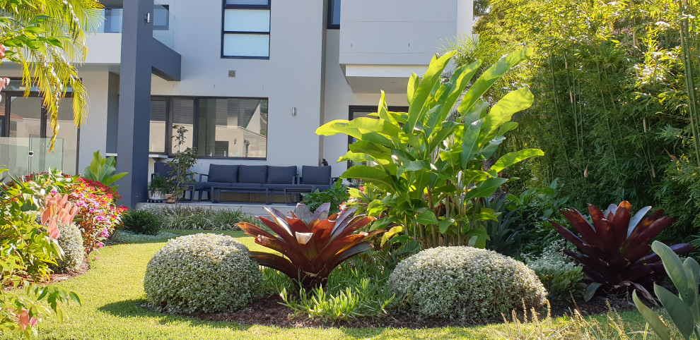 Источник вдохновения для домашнего уюта: солнечный участок и сад на заднем дворе в морском стиле с хорошей освещенностью и покрытием из каменной брусчатки