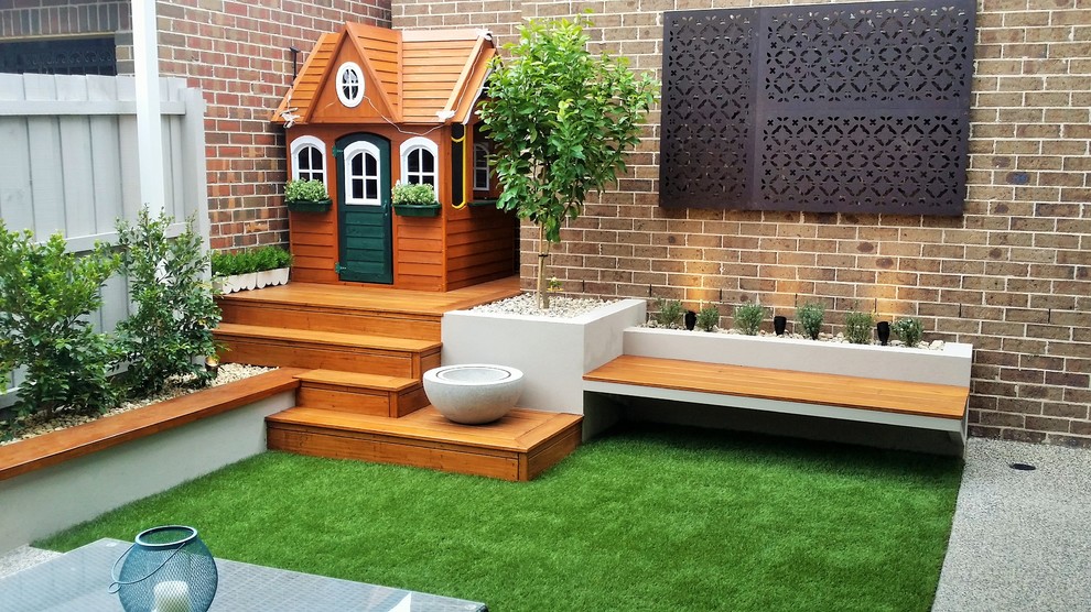 Идея дизайна: маленький садовый фонтан на заднем дворе в современном стиле с полуденной тенью и настилом для на участке и в саду
