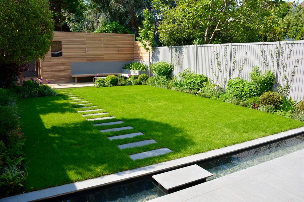 Idee per un giardino design esposto in pieno sole di medie dimensioni e dietro casa con pedane