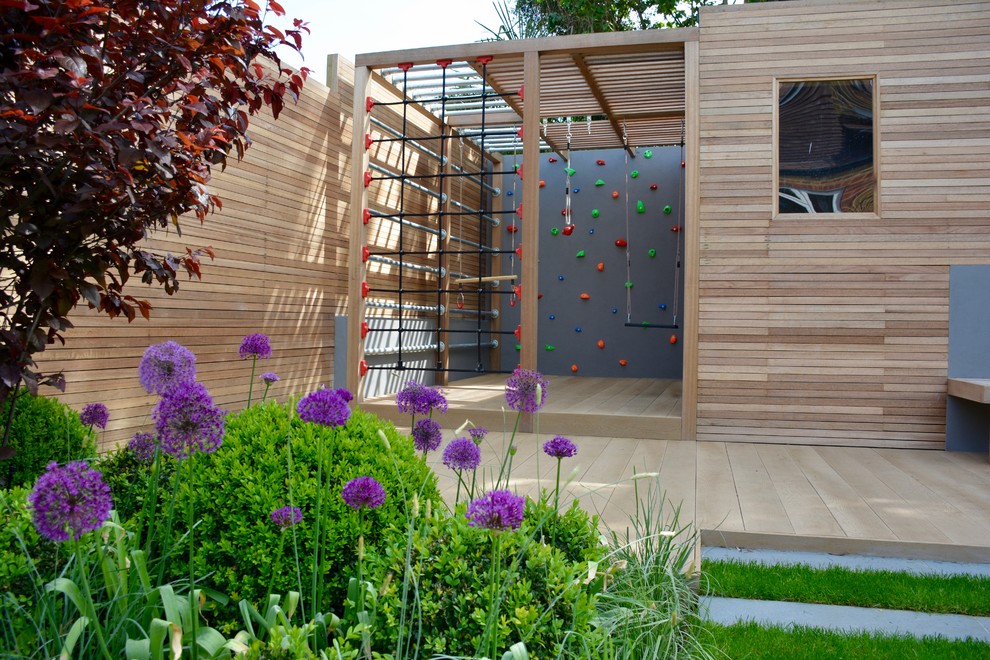 Idee per un giardino contemporaneo esposto in pieno sole di medie dimensioni e dietro casa con pedane