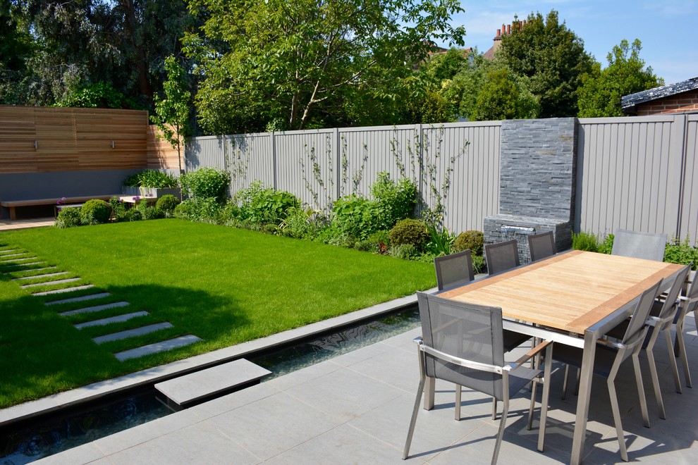 Immagine di un giardino contemporaneo esposto in pieno sole di medie dimensioni e dietro casa con pedane