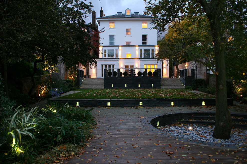 Großer Klassischer Garten hinter dem Haus mit direkter Sonneneinstrahlung und Dielen in London