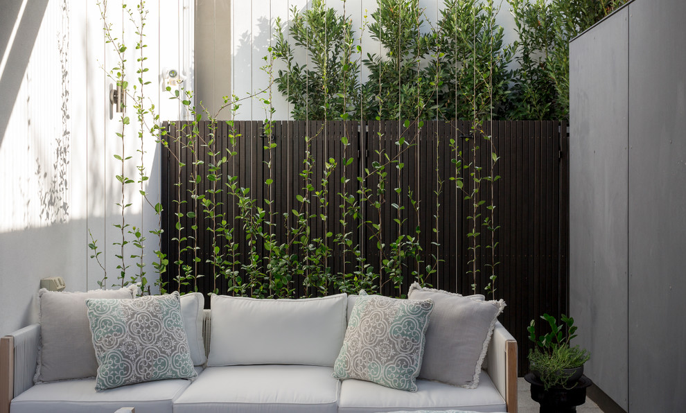 Idee per un piccolo giardino formale design in ombra dietro casa in estate con pavimentazioni in pietra naturale
