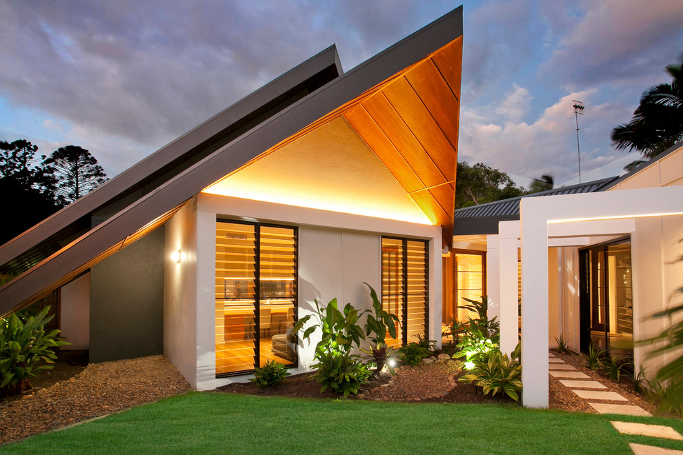 This is an example of a large contemporary front garden in Sunshine Coast.