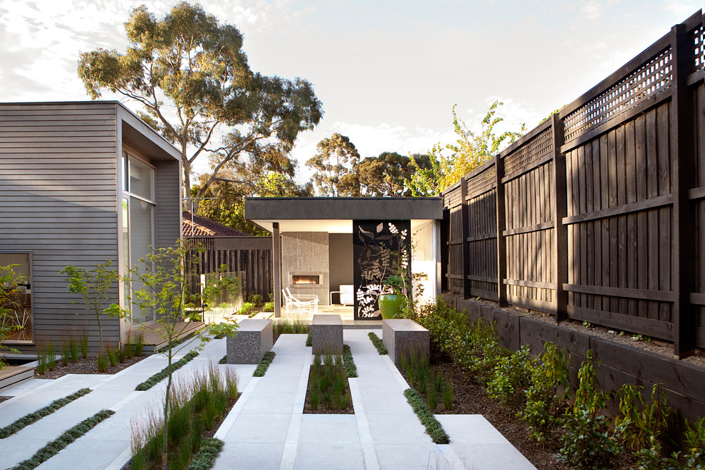Свежая идея для дизайна: участок и сад среднего размера на заднем дворе в современном стиле - отличное фото интерьера