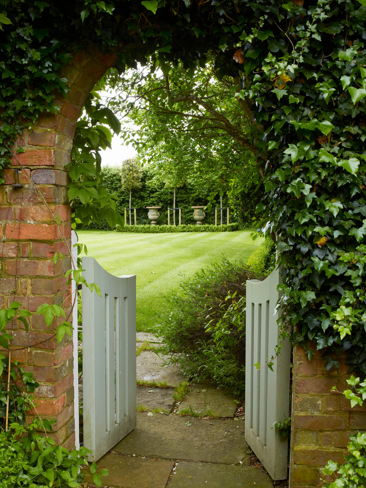 Foto di un giardino dietro casa con un ingresso o sentiero e pavimentazioni in pietra naturale