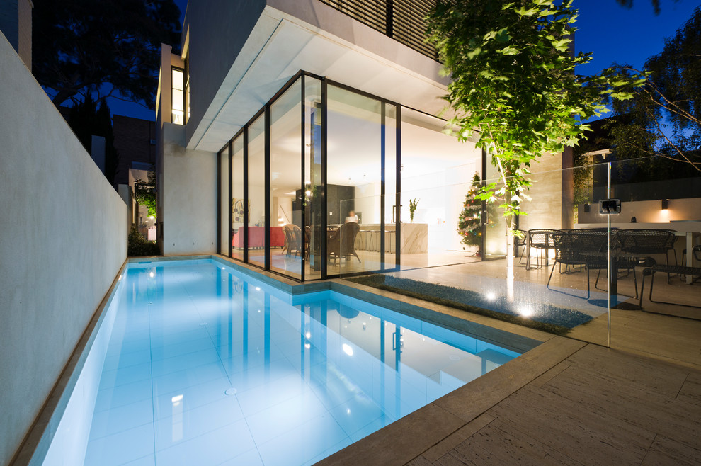 Ispirazione per una piscina minimal nel cortile laterale