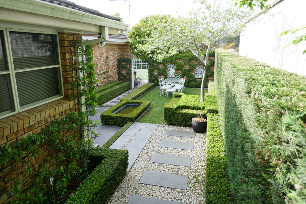 Idée de décoration pour un petit jardin champêtre au printemps avec des solutions pour vis-à-vis, une exposition ensoleillée et des pavés en pierre naturelle.