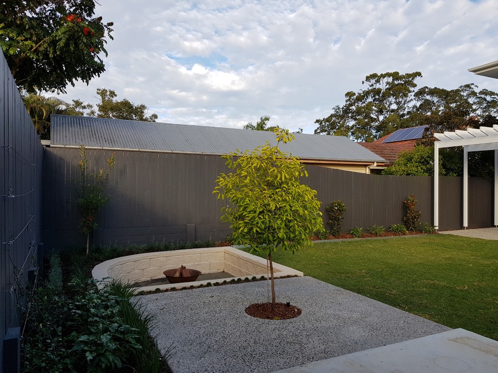 Idee per un giardino formale classico esposto in pieno sole di medie dimensioni e dietro casa con un focolare