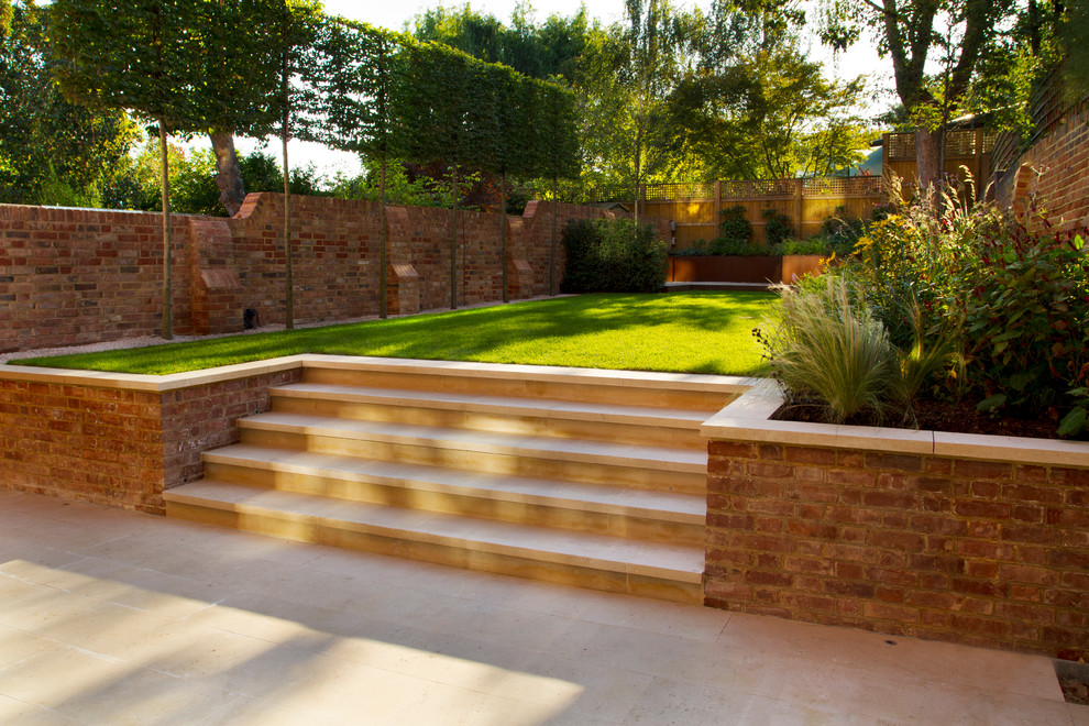 Design ideas for a mid-sized contemporary landscaping in London.