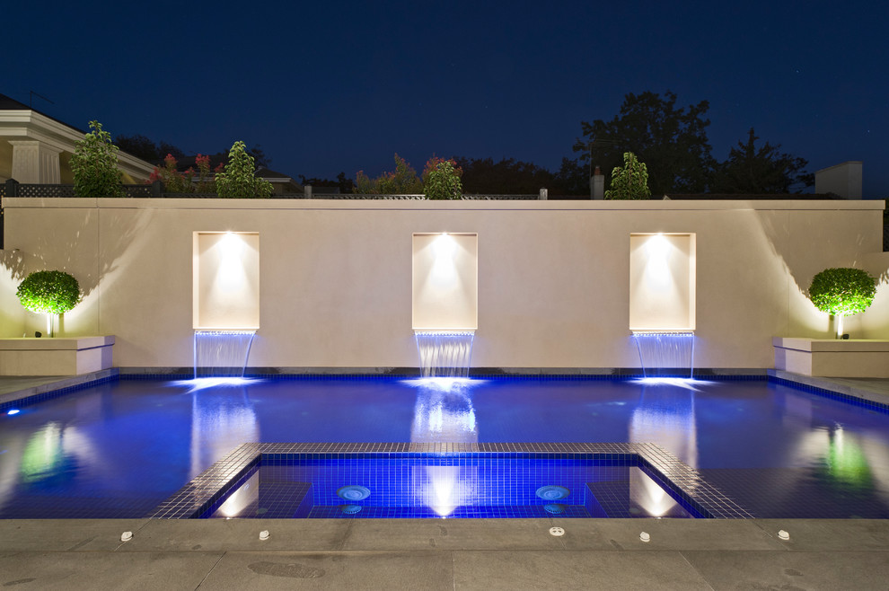 Свежая идея для дизайна: прямоугольный бассейн в стиле неоклассика (современная классика) с забором - отличное фото интерьера