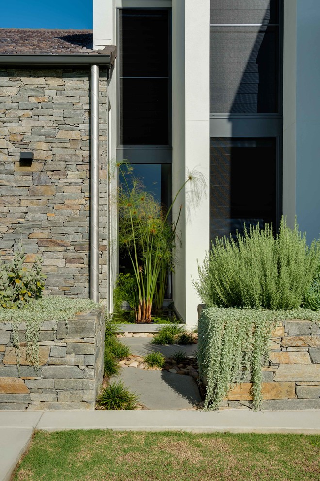 Idée de décoration pour un jardin avec une exposition ensoleillée et des pavés en pierre naturelle.