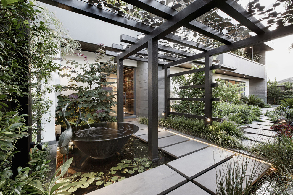Halbschattiger Industrial Vorgarten mit Betonboden in Melbourne