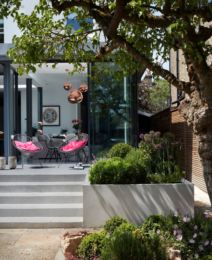 Esempio di un giardino contemporaneo esposto a mezz'ombra di medie dimensioni e dietro casa in estate con pavimentazioni in pietra naturale