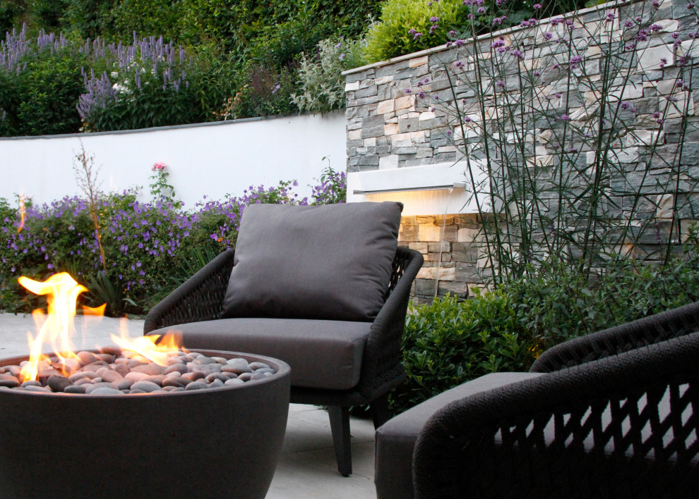 Mittelgroßer, Geometrischer, Halbschattiger Moderner Garten im Sommer mit Natursteinplatten in Kent