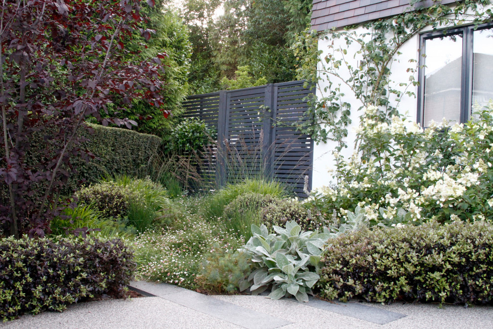 Geometrischer, Mittelgroßer, Halbschattiger Moderner Garten im Sommer mit Natursteinplatten in Kent