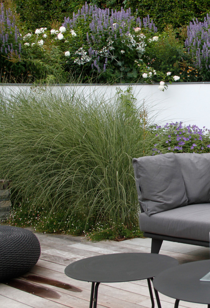 Foto di un giardino formale minimalista esposto a mezz'ombra di medie dimensioni e in cortile in estate con una cascata e pavimentazioni in pietra naturale