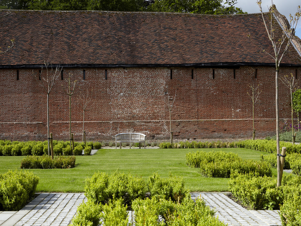 Idées déco pour un grand jardin campagne avec une exposition ensoleillée et des pavés en brique.
