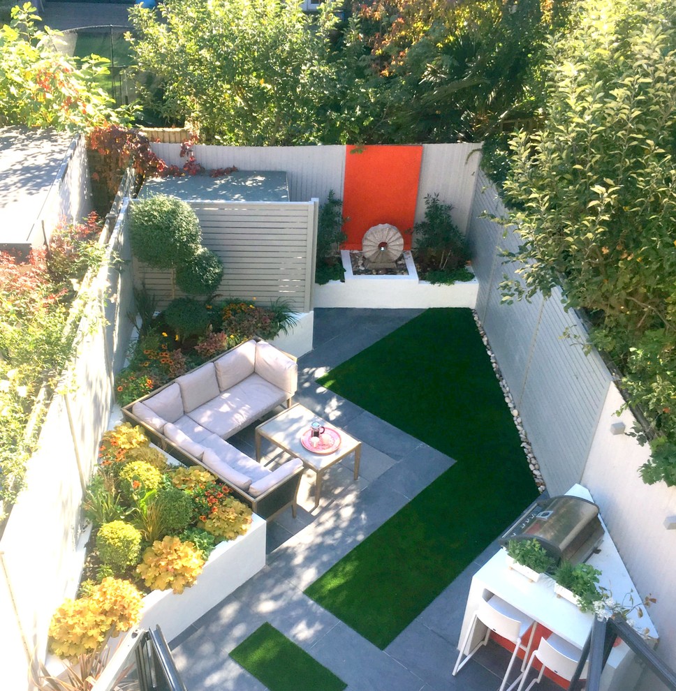 Photo of a contemporary partial sun garden in London.