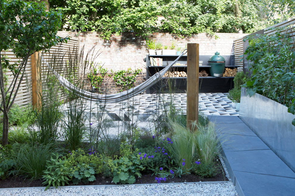 Idee per un piccolo giardino minimal esposto in pieno sole dietro casa in primavera con pavimentazioni in pietra naturale
